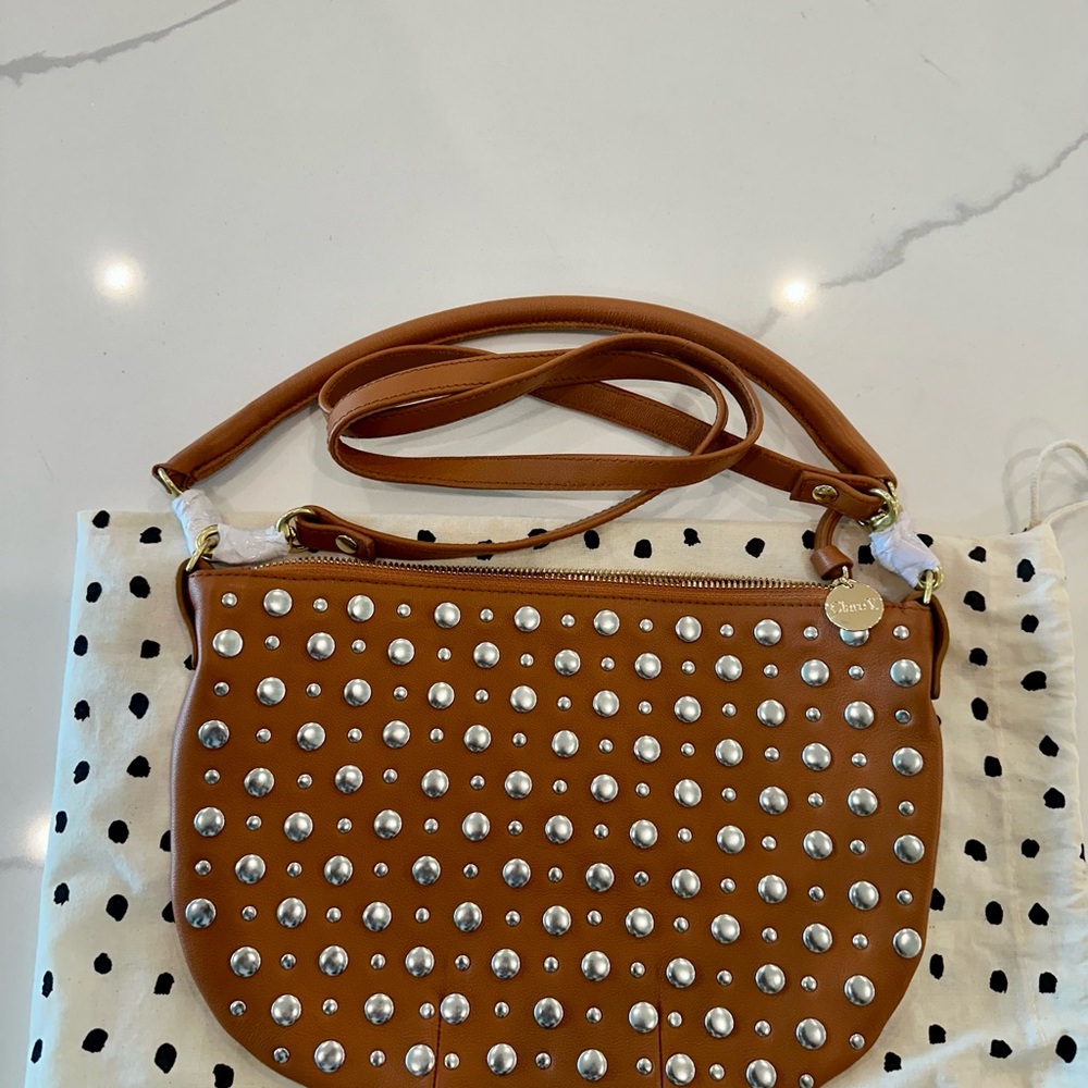 Clare V. Petit Moyen Messenger